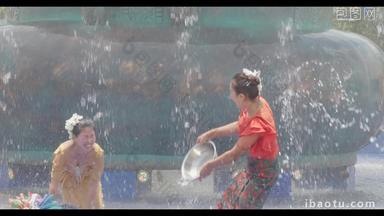 傣族少女泼水节欢快泼水